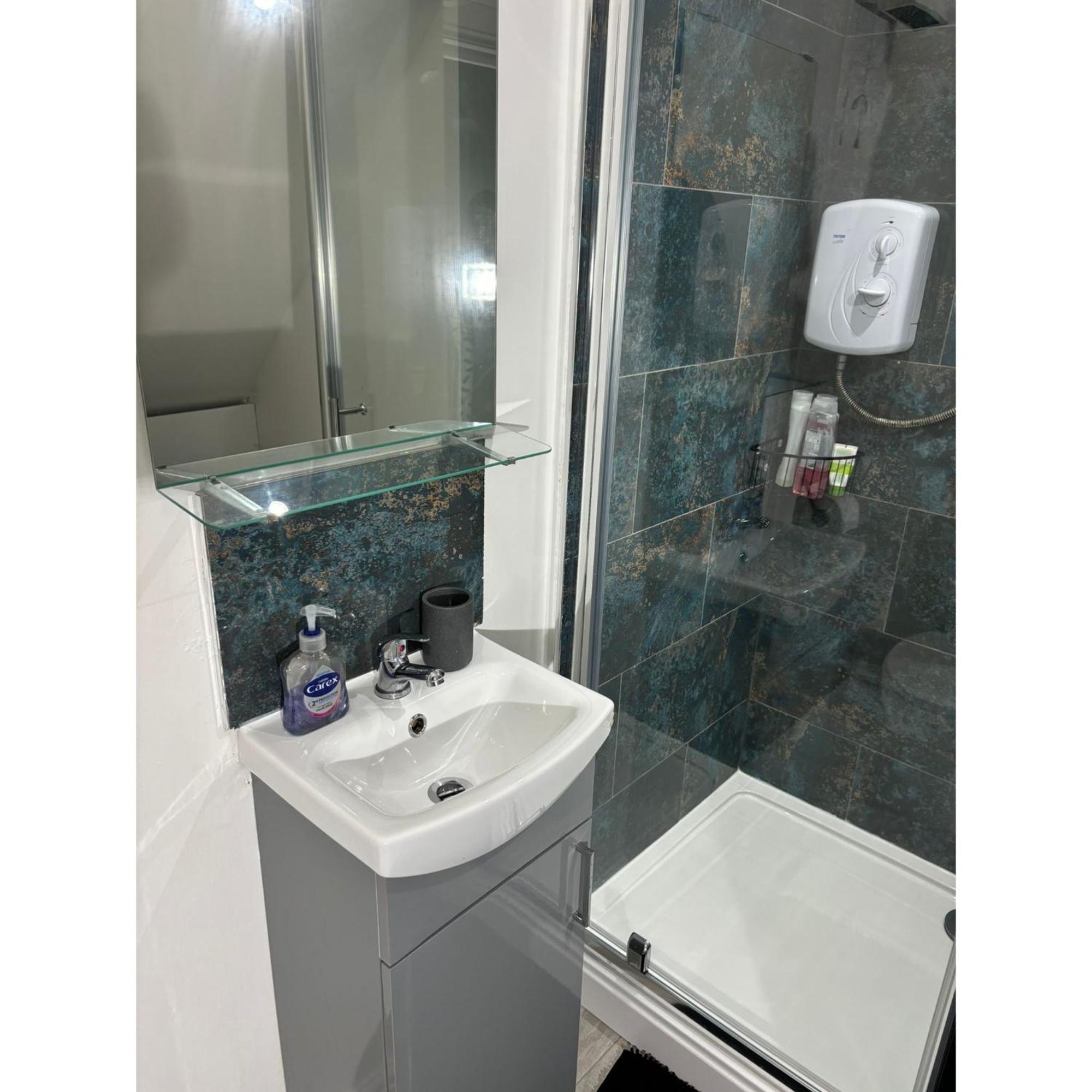 Enjoy A Spacious Lounge With A Cozy Sofa Bed And A Private Ensuite Bedroom Веднсбери Экстерьер фото